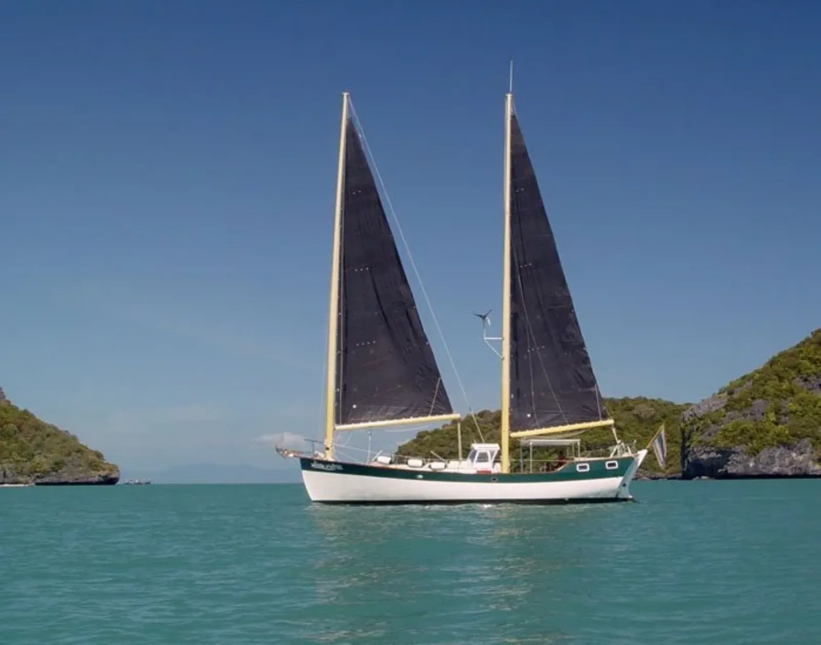 SV Freedom Fargo under full sail with twin masts on the Gulf of Thailand